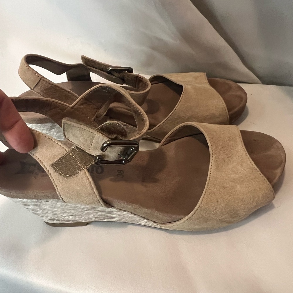 Mephisto Tan Suede Wedge Sandals Snake Embossed Heel Women’s 38 - Picture 6 of 9